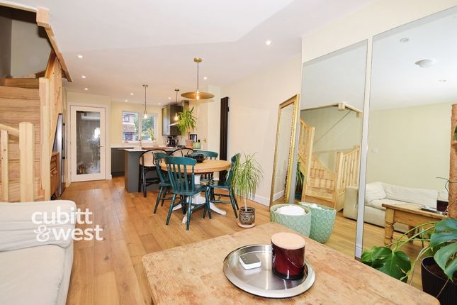 8, York Close, Petersfield photo 4