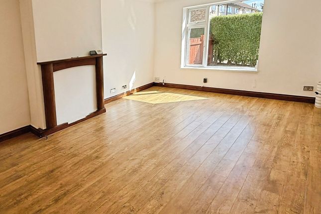 28 Sunbury Green, Leicester photo 4