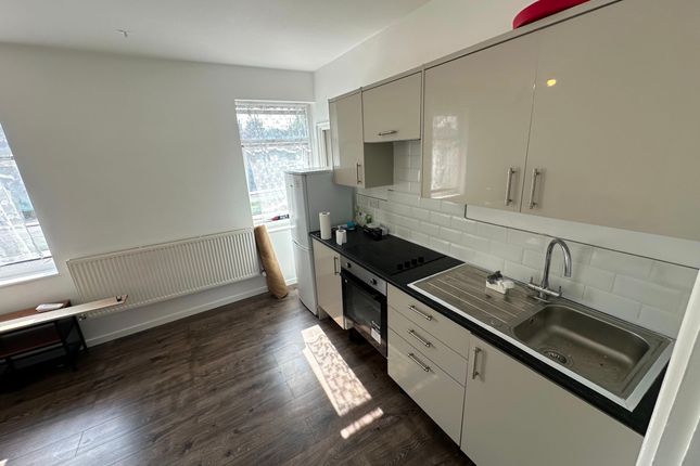 Flat to rent in The Roundway, London