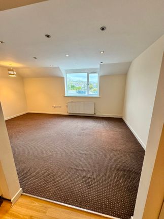 Flat 2, Hendre, Caernarfon photo 3