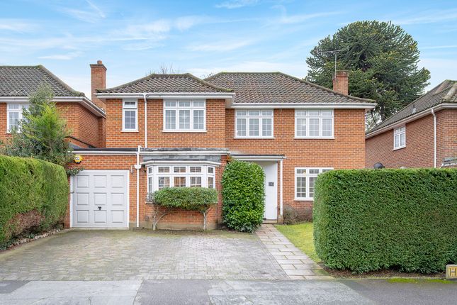 31, Daneswood Close, Weybridge photo 4
