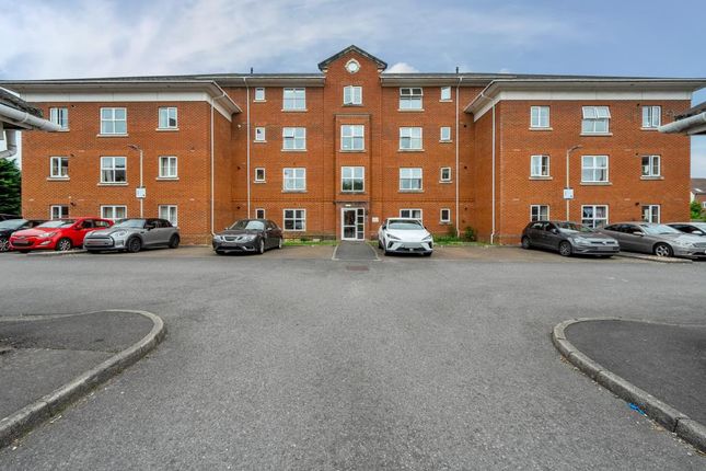 Thumbnail Flat to rent in Thornycroft Close, Newbury