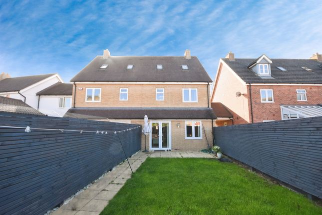 5, Emberson Croft, CHELMSFORD photo 2