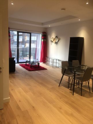 Flat to rent in Grantham House, 46, Botanic Square, City Island, London