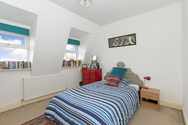 Flat B, 1079A, Garratt Lane, London photo 3