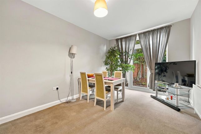 Dellfield Crescent, Uxbridge photo 4