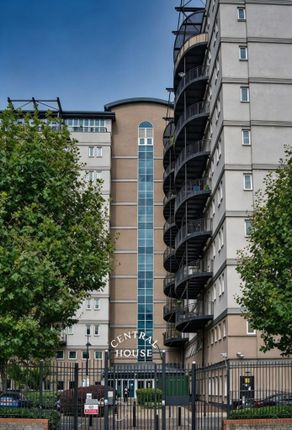 1-bed flat on 32-66 High Street, London, £230,000