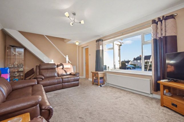 30, Regina Crescent, Wakefield photo 3