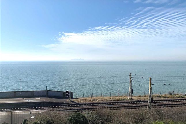 Flat for sale in Undercliff Gardens, Leigh-On-Sea SS9