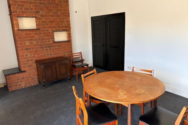 4-bed house on 29 Farm Road, Rainham, £2,100/mo
