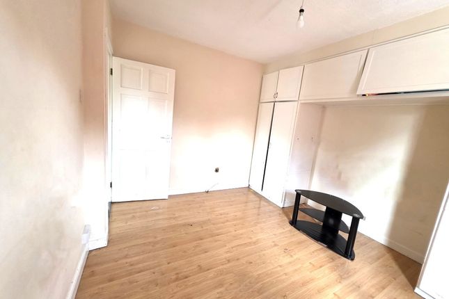 65, Oak Way, Feltham photo 2