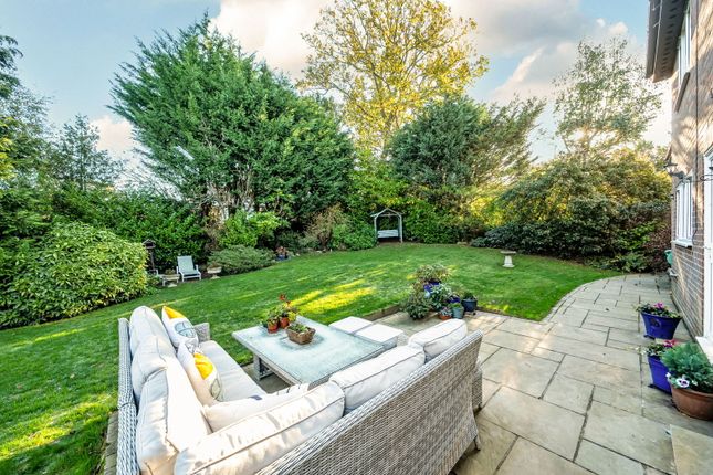 2, Kinnibrugh Drive, Lingfield photo 4