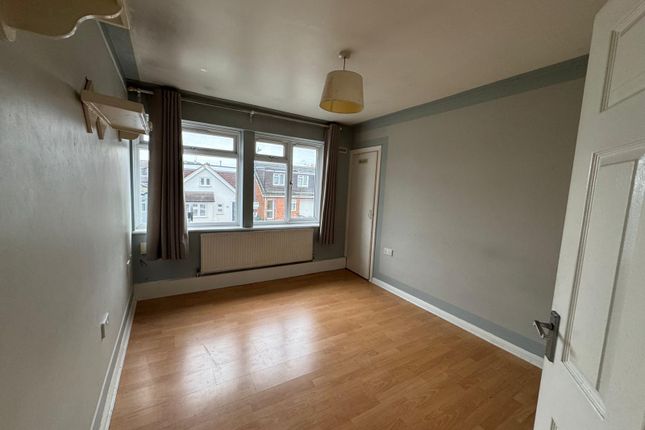 Flat 4, Charterhouse Avenue, Wembley photo 5