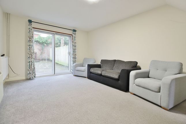 28 Weavers Close, Isleworth photo 2