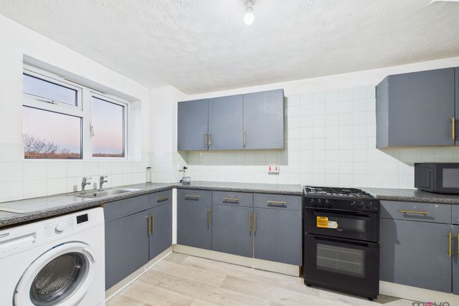 21 Benhall Gardens Gloucester Road, Cheltenham photo 3