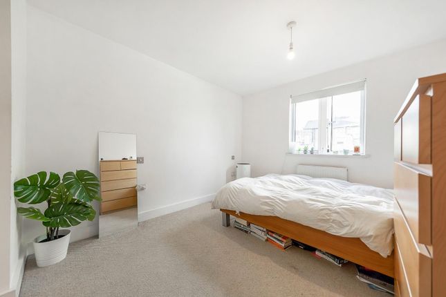 Flat for sale in Stane Grove, London