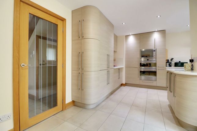 2 St. James Close, Scunthorpe photo 4