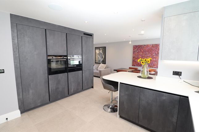 10, Bridle Close, Borehamwood photo 2