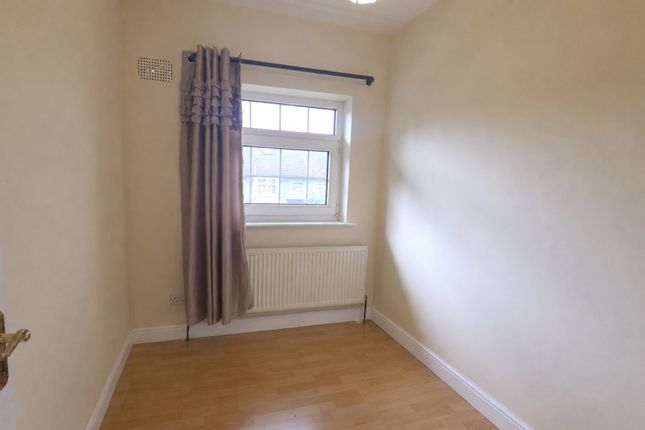 58 Yoxley Drive, Ilford photo 5