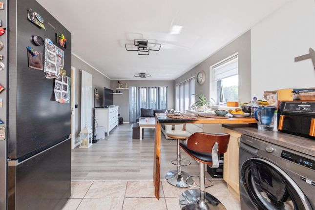 6, Howitt Drive, Milton Keynes photo 4