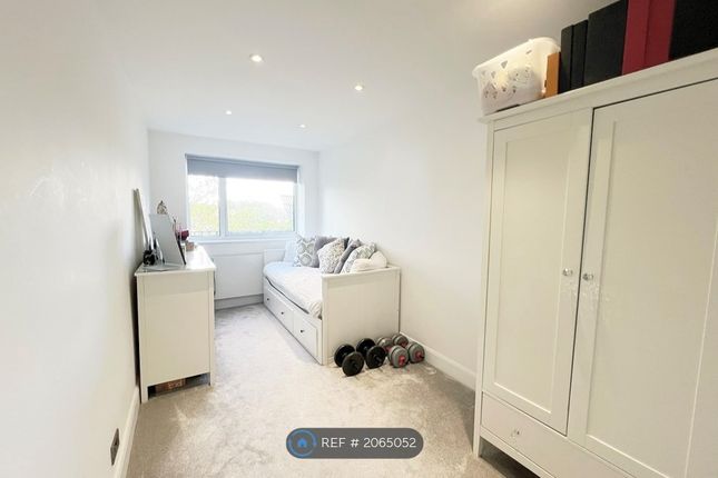 Flat to rent in Bourne Court, London
