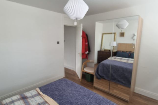 Eskdale Close, Wembley photo 4