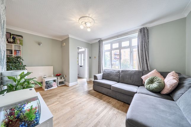 152, Gosforth Lane, Hertfordshire photo 4