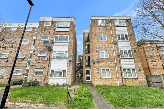 Flat for sale in Wivenhoe Court, Staines Road, Hounslow