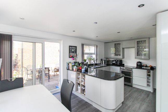 12, Holmbury Close, Crawley photo 4