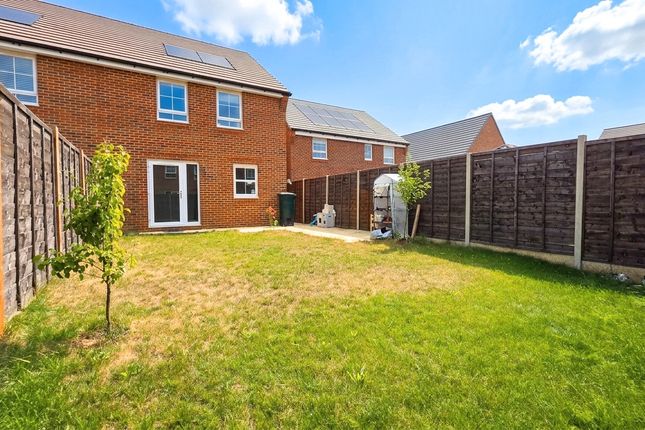 23 Farmers Road, Finchwood Park, Berkshire photo 2