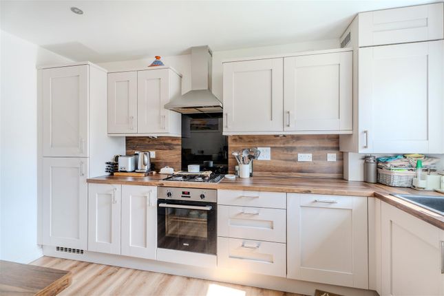 5, Mossend Grove, West Calder photo 4