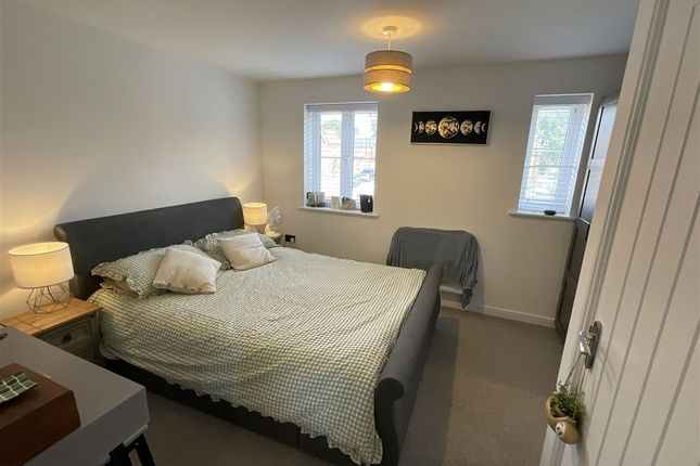 Bloom Close, Worthing photo 3