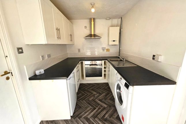 33, Herons Court, Nottingham photo 4