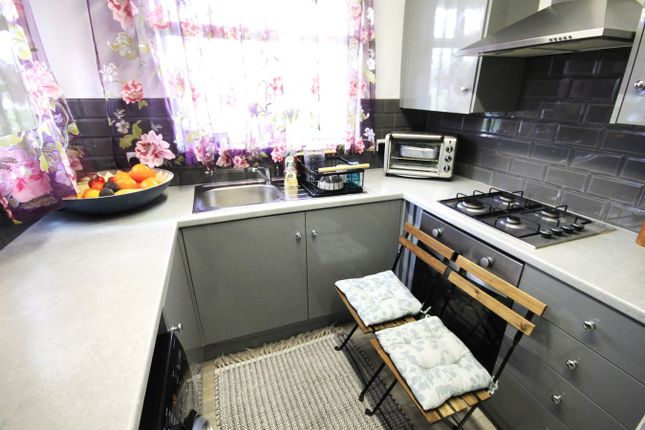 West Park Grove, Leeds photo 4