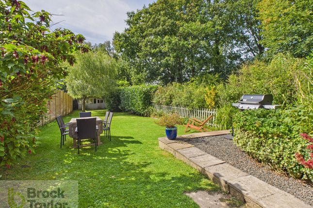 7 Coopers Wood, Handcross photo 2