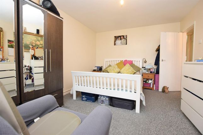 Flat for sale in Sterling Avenue, Edgware