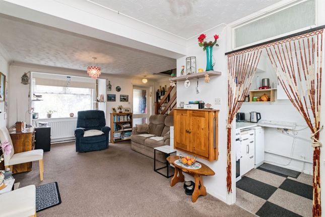 93, Catchpole Close, Lowestoft photo 4