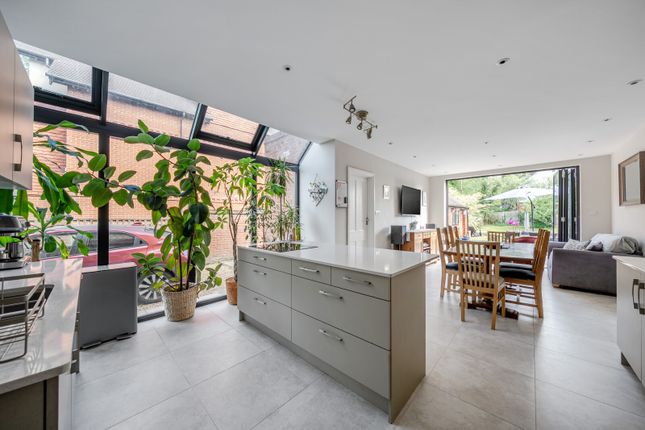 11, Parvis Road, West Byfleet photo 2