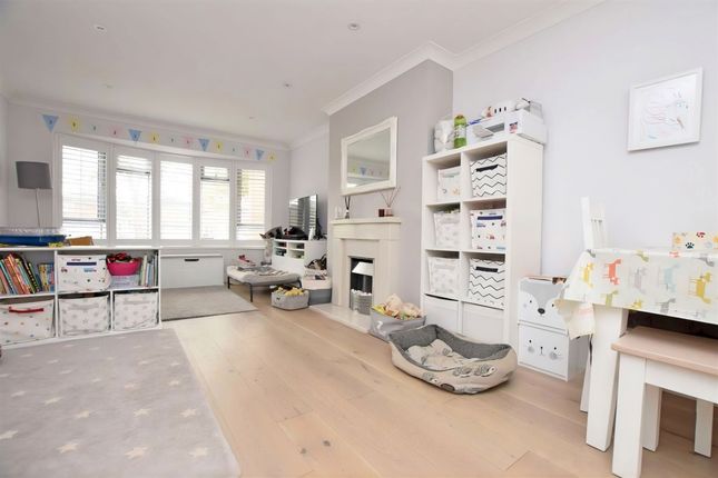 20, Birchwood Grove, Hampton photo 3
