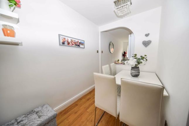 4, Valentine Court, Waterlooville photo 3
