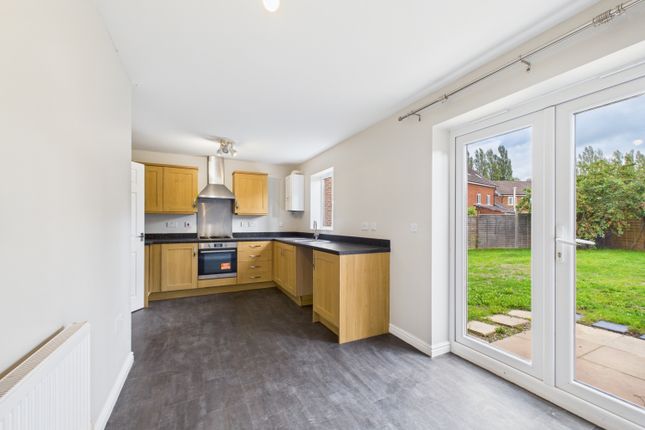 6, Barkston Heath, Quedgeley photo 3