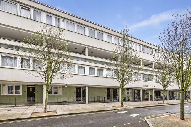 Flat for sale in Six Acres Estate, London