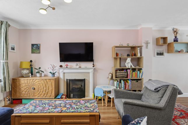 5, Lynton Close, Farnham photo 3