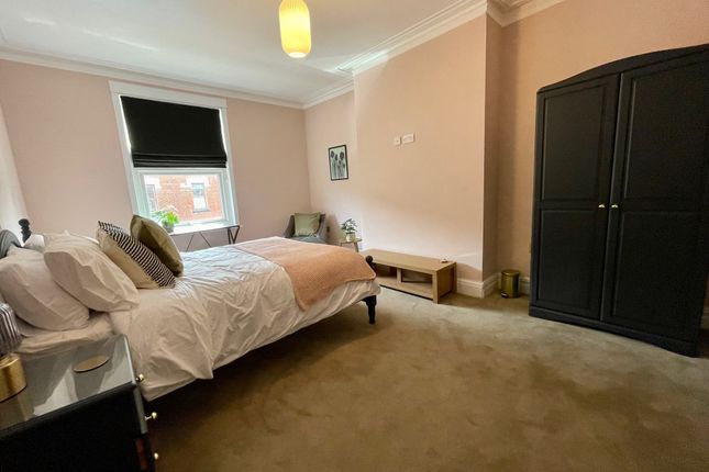 Room 1, 26, Sholebroke Mount, Leeds photo 2