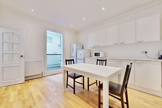 Room to rent in St. Marys Square, Ealing