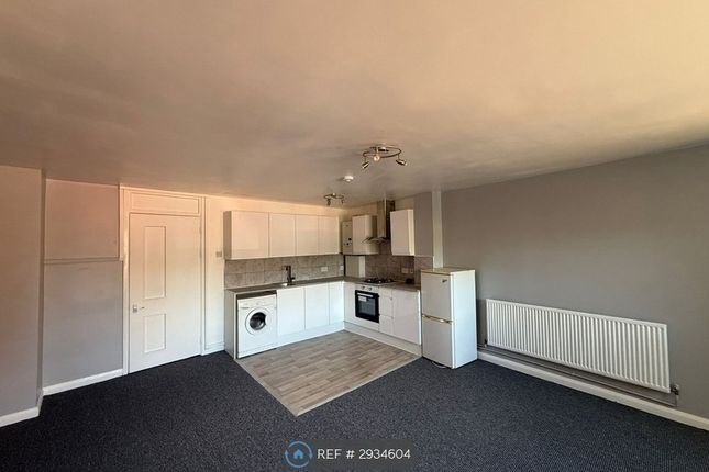 Flat, Upper Green East, Mitcham photo 5