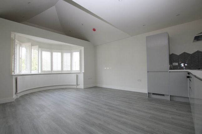 Thumbnail Flat to rent in Park Avenue North, London