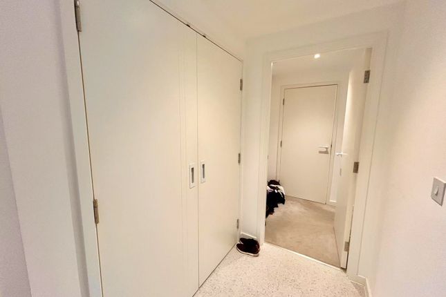 Apartment 403 Bouchon Point,, Bouchon Point, London photo 4