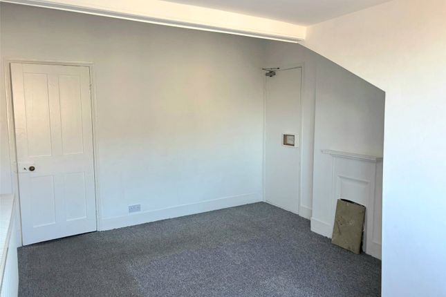 Flat 4, 24, Alhambra Road, Hampshire photo 2