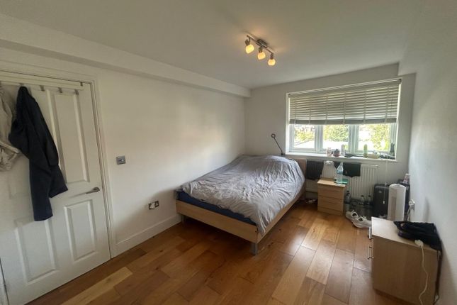 88 Woodstock Avenue, Greater London photo 4